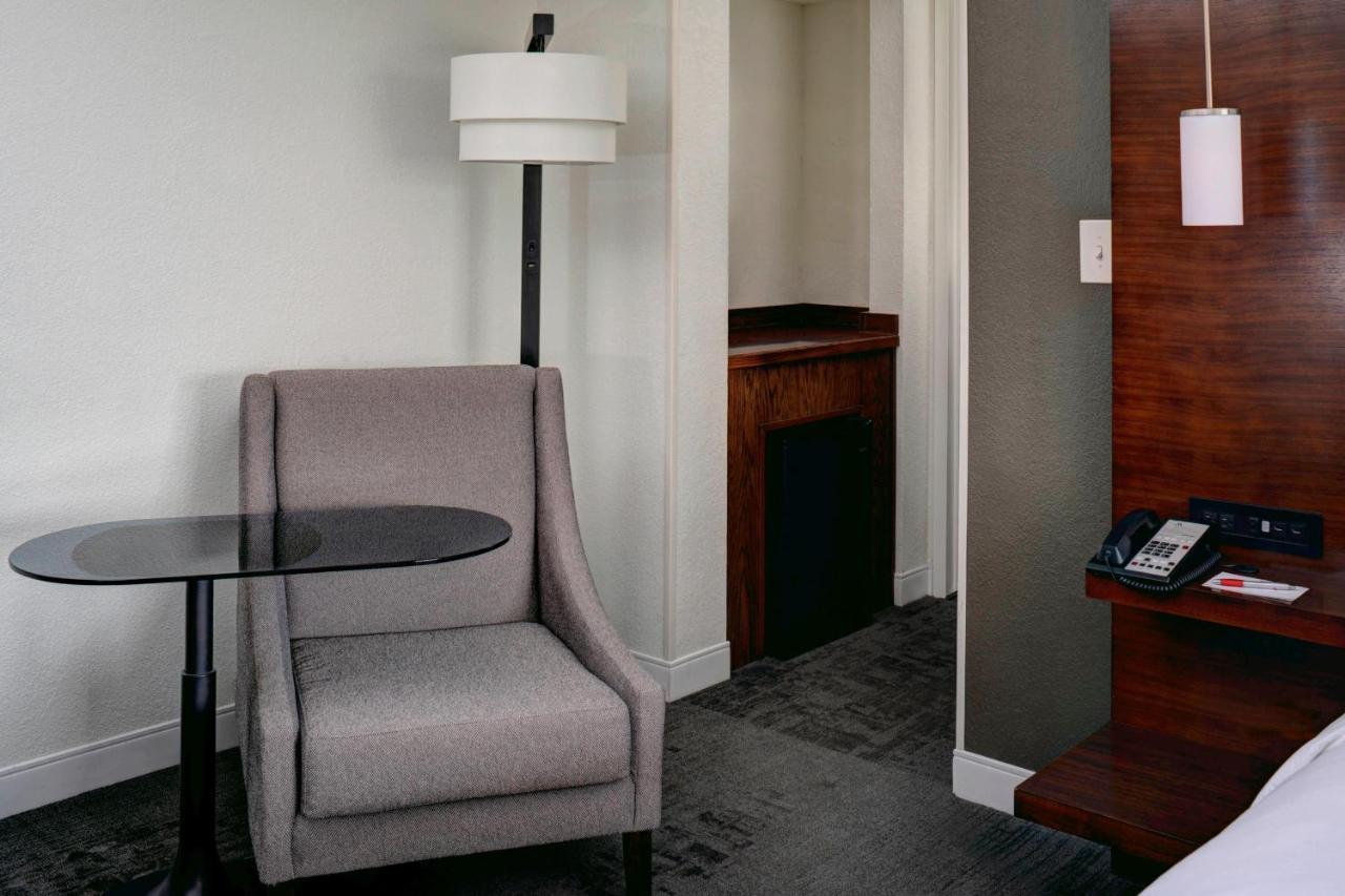 Marriott East Lansing At University Place Экстерьер фото