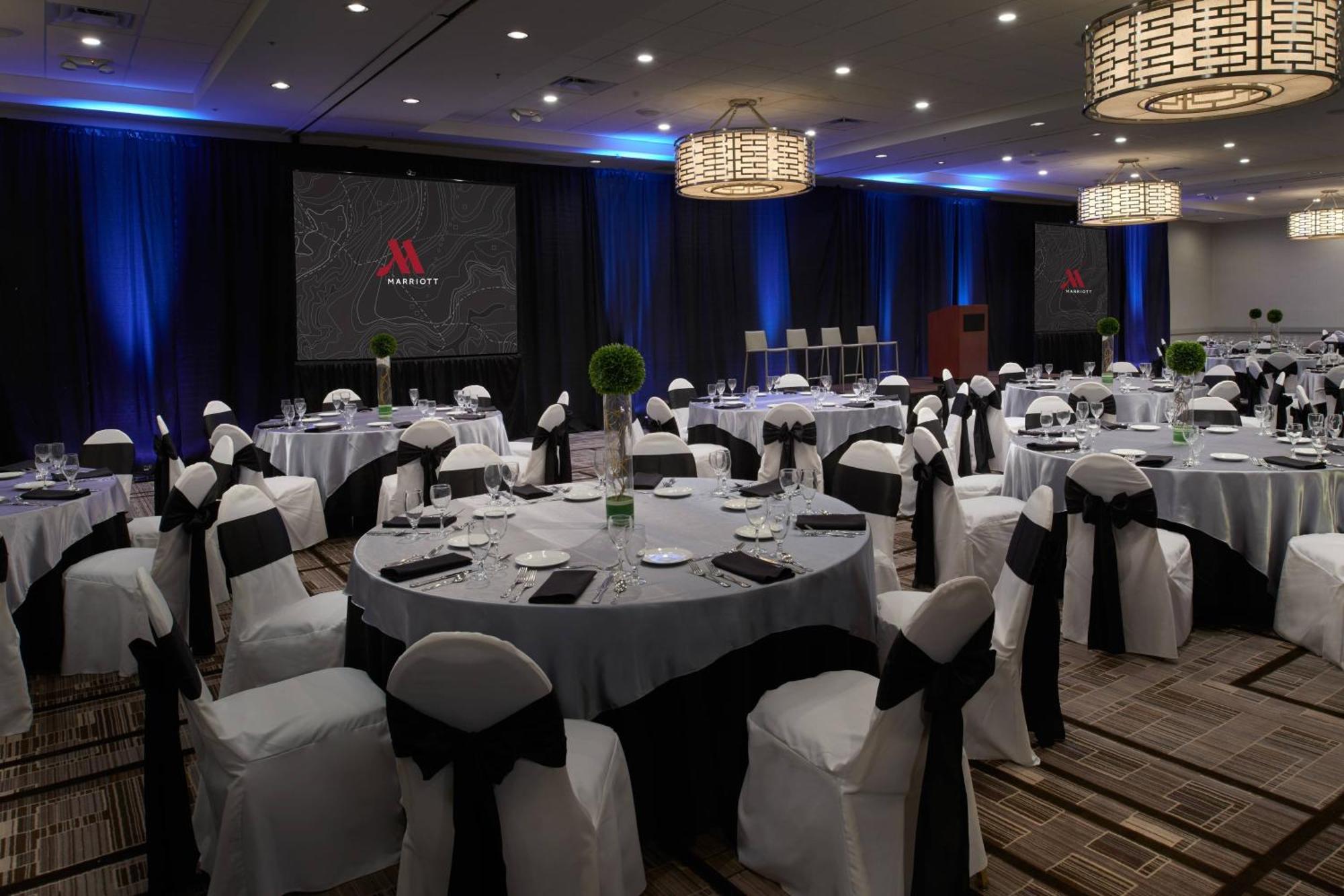 Marriott East Lansing At University Place Экстерьер фото